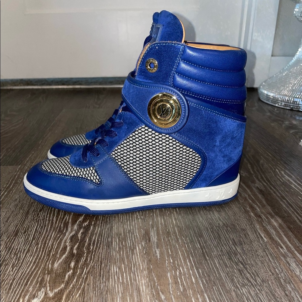 LOUIS VUITTON
Calfskin Suede Postmark Wedge Sneakers Blue Roi